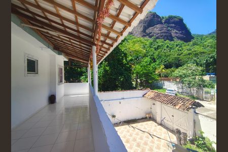 Casa à venda com 190m², 2 quartos e 2 vagasVaranda 