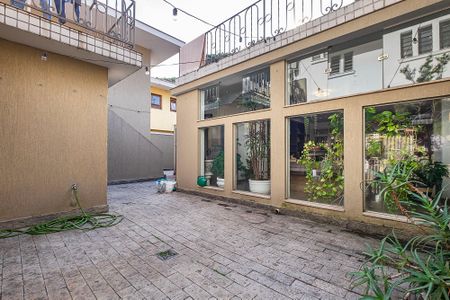 Casa à venda com 400m², 4 quartos e 5 vagas Casa à venda com 400m², 4 quartos e 5 vagasQuintal