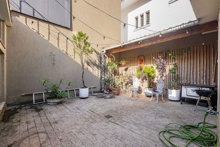 Casa à venda com 400m², 4 quartos e 5 vagas Casa à venda com 400m², 4 quartos e 5 vagasQuintal