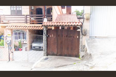 Casa à venda com 230m², 3 quartos e 2 vagas Casa à venda com 230m², 3 quartos e 2 vagasFachada