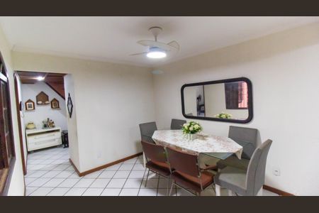 Casa à venda com 230m², 3 quartos e 2 vagas Casa à venda com 230m², 3 quartos e 2 vagasSala