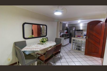 Casa à venda com 230m², 3 quartos e 2 vagas Casa à venda com 230m², 3 quartos e 2 vagasSala