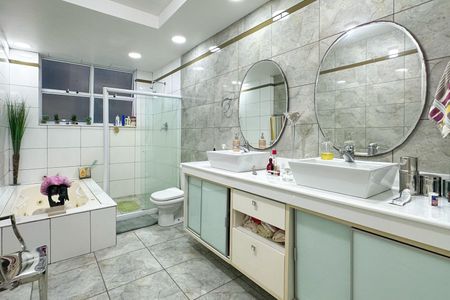 Apartamento à venda com 288m², 4 quartos e 2 vagasBanheiro da Suíte