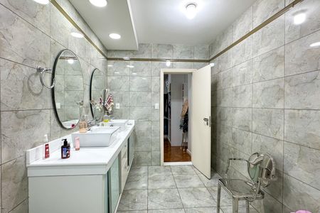 Apartamento à venda com 288m², 4 quartos e 2 vagasBanheiro da Suíte