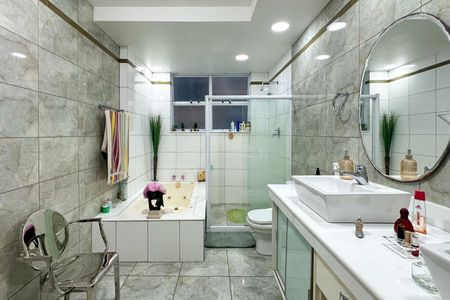 Apartamento à venda com 288m², 4 quartos e 2 vagasBanheiro da Suíte