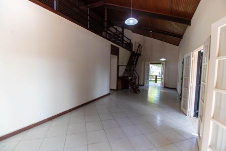 Casa à venda com 247m², 3 quartos e 2 vagas Casa à venda com 247m², 3 quartos e 2 vagasSala