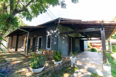 Casa à venda com 247m², 3 quartos e 2 vagas Casa à venda com 247m², 3 quartos e 2 vagasFachada