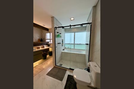 Apartamento à venda com 200m², 4 quartos e 3 vagasBanheiro da Suíte 1