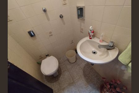 Casa à venda com 315m², 4 quartos e 8 vagasBanheiro de serviço