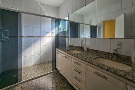 Casa para alugar com 480m², 5 quartos e 4 vagas Casa para alugar com 480m², 5 quartos e 4 vagasBanheiro da Suíte 4