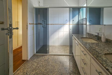Casa para alugar com 480m², 5 quartos e 4 vagas Casa para alugar com 480m², 5 quartos e 4 vagasBanheiro da Suíte 4