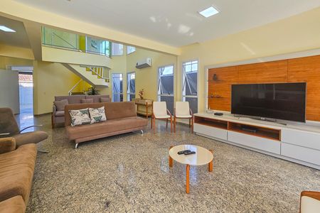 Casa para alugar com 480m², 5 quartos e 4 vagas Casa para alugar com 480m², 5 quartos e 4 vagasSala