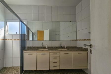 Casa para alugar com 480m², 5 quartos e 4 vagas Casa para alugar com 480m², 5 quartos e 4 vagasBanheiro da Suíte 4