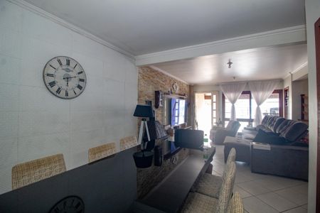 Casa à venda com 196m², 3 quartos e 3 vagasSala