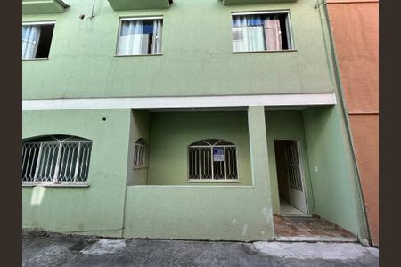 Casa para alugar com 99m², 2 quartos e sem vagaFachada + plaquinha