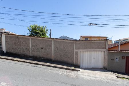 Casa para alugar com 450m², 2 quartos e 5 vagas Casa para alugar com 450m², 2 quartos e 5 vagasFachada
