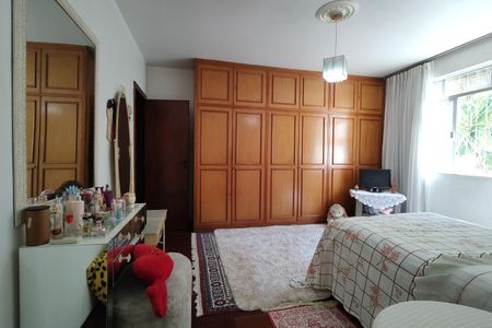 Casa à venda com 450m², 3 quartos e 3 vagasSuíte