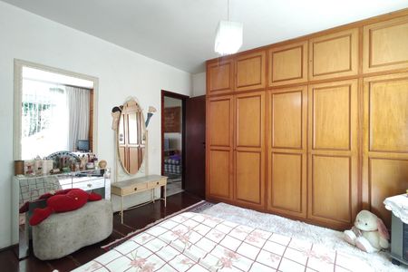 Casa à venda com 450m², 3 quartos e 3 vagasSuíte