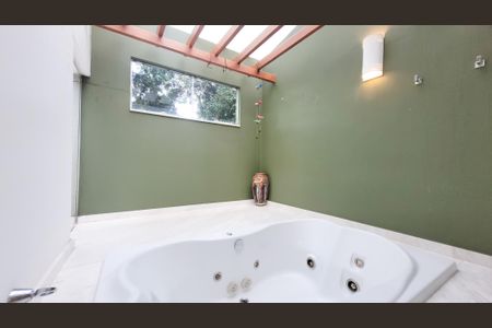 Casa de condomínio à venda com 830m², 6 quartos e 10 vagas Casa de condomínio à venda com 830m², 6 quartos e 10 vagasBanheiro Suíte Master