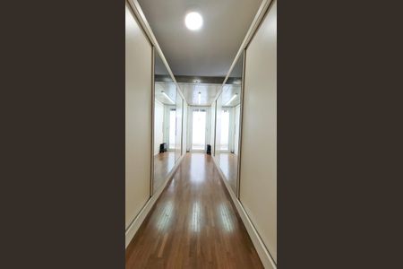 Casa de condomínio à venda com 830m², 6 quartos e 10 vagas Casa de condomínio à venda com 830m², 6 quartos e 10 vagasCloset Suíte Master