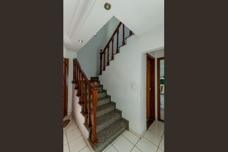 Casa à venda com 219m², 3 quartos e 4 vagas Casa à venda com 219m², 3 quartos e 4 vagasEscada