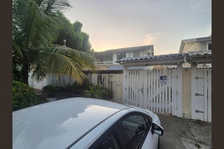 Casa de condomínio à venda com 250m², 4 quartos e 3 vagasFachada