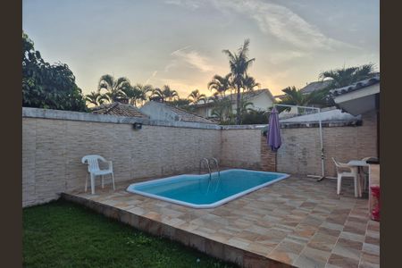 Casa de condomínio à venda com 250m², 4 quartos e 3 vagasÁrea externa