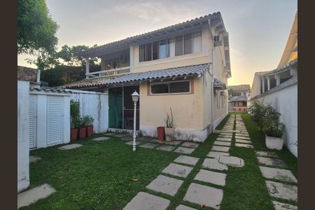 Casa de condomínio à venda com 250m², 4 quartos e 3 vagasGaragem