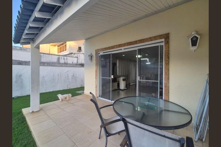 Casa de condomínio à venda com 250m², 4 quartos e 3 vagasVaranda