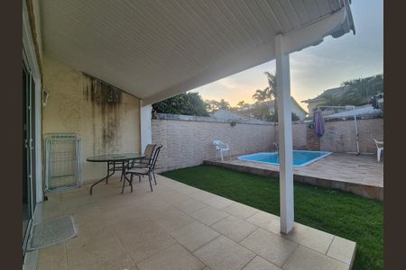 Casa de condomínio à venda com 250m², 4 quartos e 3 vagasVaranda