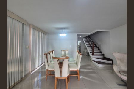 Casa de condomínio à venda com 250m², 4 quartos e 3 vagasSala