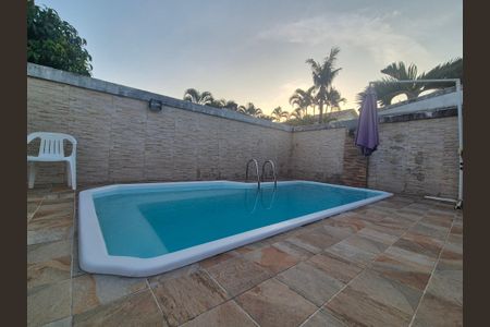 Casa de condomínio à venda com 250m², 4 quartos e 3 vagasÁrea externa