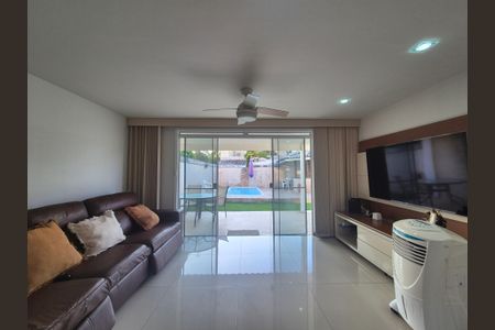 Casa de condomínio à venda com 250m², 4 quartos e 3 vagasSala