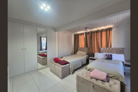 Casa de condomínio à venda com 250m², 4 quartos e 3 vagasQuarto 1