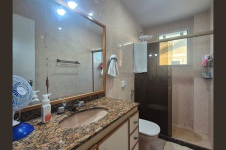 Casa de condomínio à venda com 250m², 4 quartos e 3 vagasBanheiro social