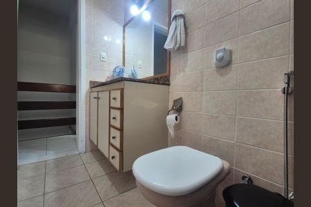 Casa de condomínio à venda com 250m², 4 quartos e 3 vagasBanheiro social