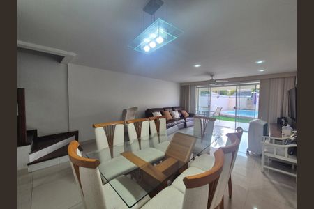 Casa de condomínio à venda com 250m², 4 quartos e 3 vagasSala