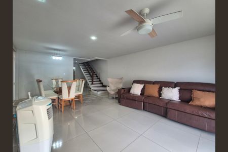 Casa de condomínio à venda com 250m², 4 quartos e 3 vagasSala