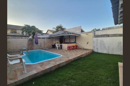 Casa de condomínio à venda com 250m², 4 quartos e 3 vagasÁrea externa