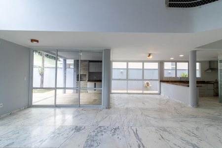 Casa de condomínio para alugar com 300m², 3 quartos e 4 vagasSala