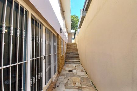 Casa à venda com 500m², 5 quartos e 4 vagasCorredor de Acesso Garagem