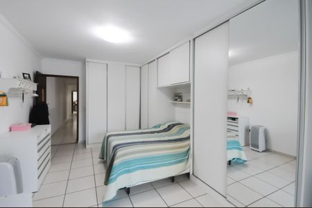 Casa à venda com 184m², 4 quartos e 2 vagasSuíte 