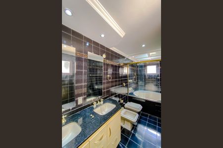 Apartamento à venda com 289m², 4 quartos e 4 vagasBanheiro da Suíte 4