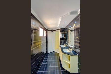 Apartamento à venda com 289m², 4 quartos e 4 vagasBanheiro da Suíte 4