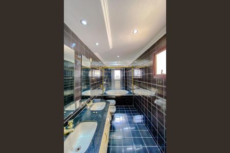 Apartamento à venda com 289m², 4 quartos e 4 vagasBanheiro da Suíte 4