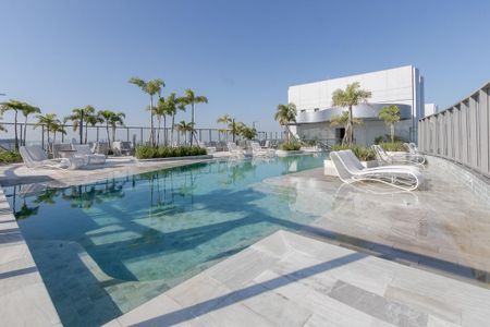 Studio à venda com 32m², 1 quarto e 1 vaga Studio à venda com 32m², 1 quarto e 1 vagaÁrea comum - Piscina