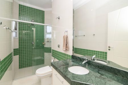 Casa de condomínio para alugar com 500m², 5 quartos e 6 vagasBanheiro Social