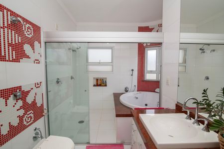 Casa de condomínio para alugar com 500m², 5 quartos e 6 vagasBanheiro do Quarto 3 Suíte Master