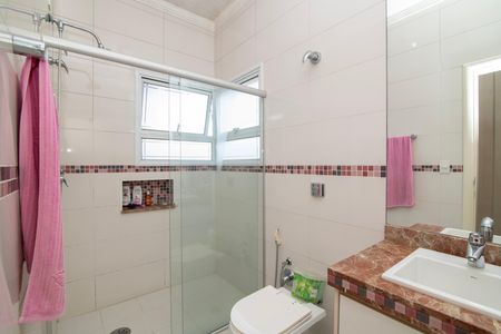 Casa de condomínio para alugar com 500m², 5 quartos e 6 vagasBanheiro do Quarto 2 Suíte