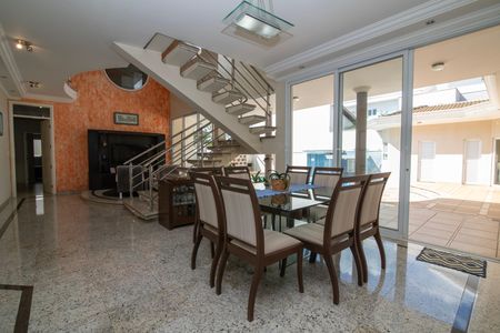 Casa de condomínio para alugar com 500m², 5 quartos e 6 vagasSala